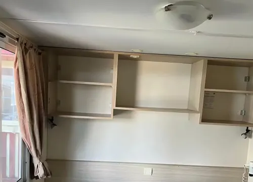 Camera semplice e luminosa, con mobili in legno chiaro e letto accogliente.