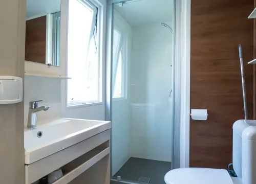 Bagno moderno, luminoso e accogliente, con doccia, lavabo e WC. Atmosfera pulita e serena.
