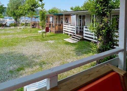 Casette di legno immerse nel verde, vicino al lago, atmosfera serena e rilassante.