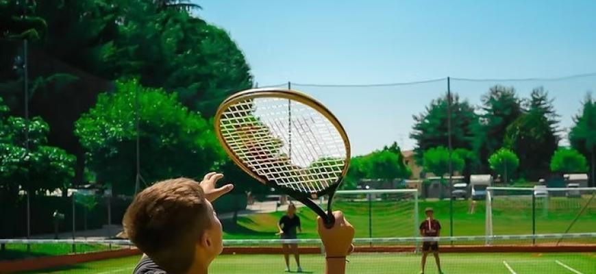 Giocatori di tennis su campo verde, momento di tensione e concentrazione mentre colpiscono la palla.